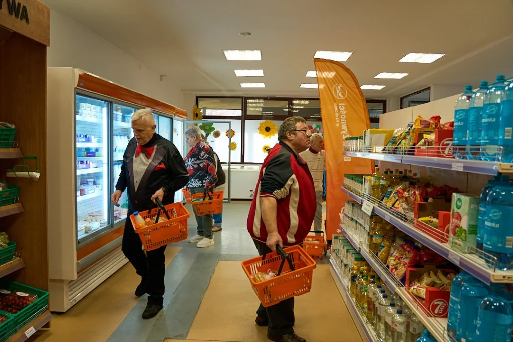 Klienci sklepu społecznego Dobry Sklep w Krakowie wybierający produkty spożywcze